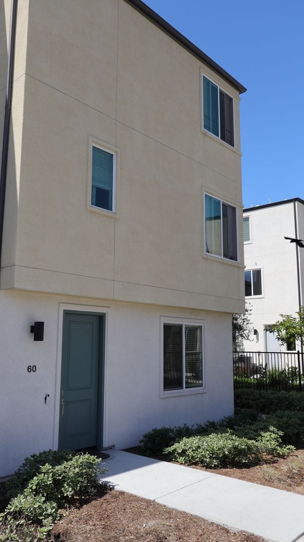 Building Photo - 4 bedrooms 3.5 baths townhome in South San Diego