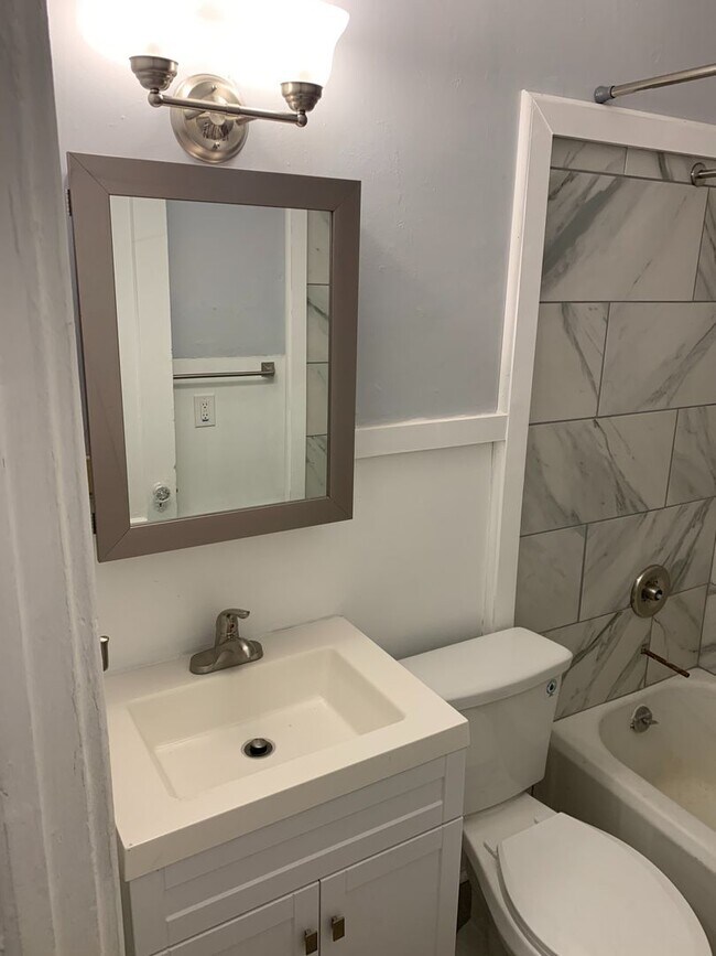 Building Photo - Student-Friendly 1-Bedroom Apartment | Heat & Hot Water Included | Steps from Center Square Unit 3R