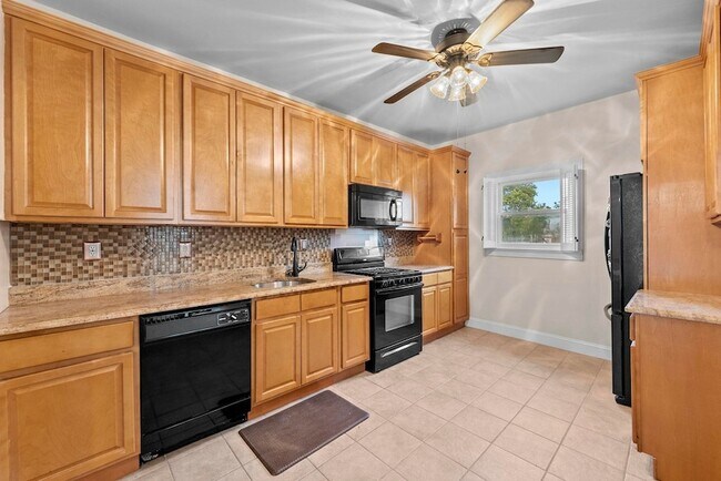 Photo - 302 Clerk St