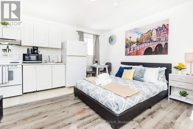 Photo - 456 Bronson Ave