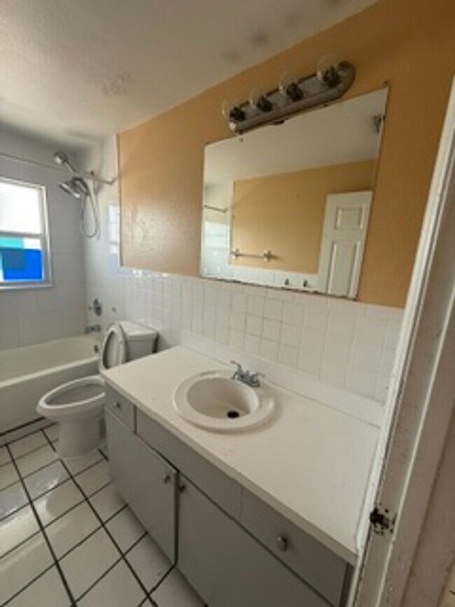 Photo - 1527 Schoolhouse St