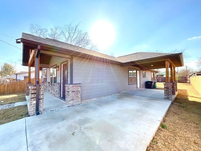 Photo - Modern Home With Covered Patio & Fenced Yard!