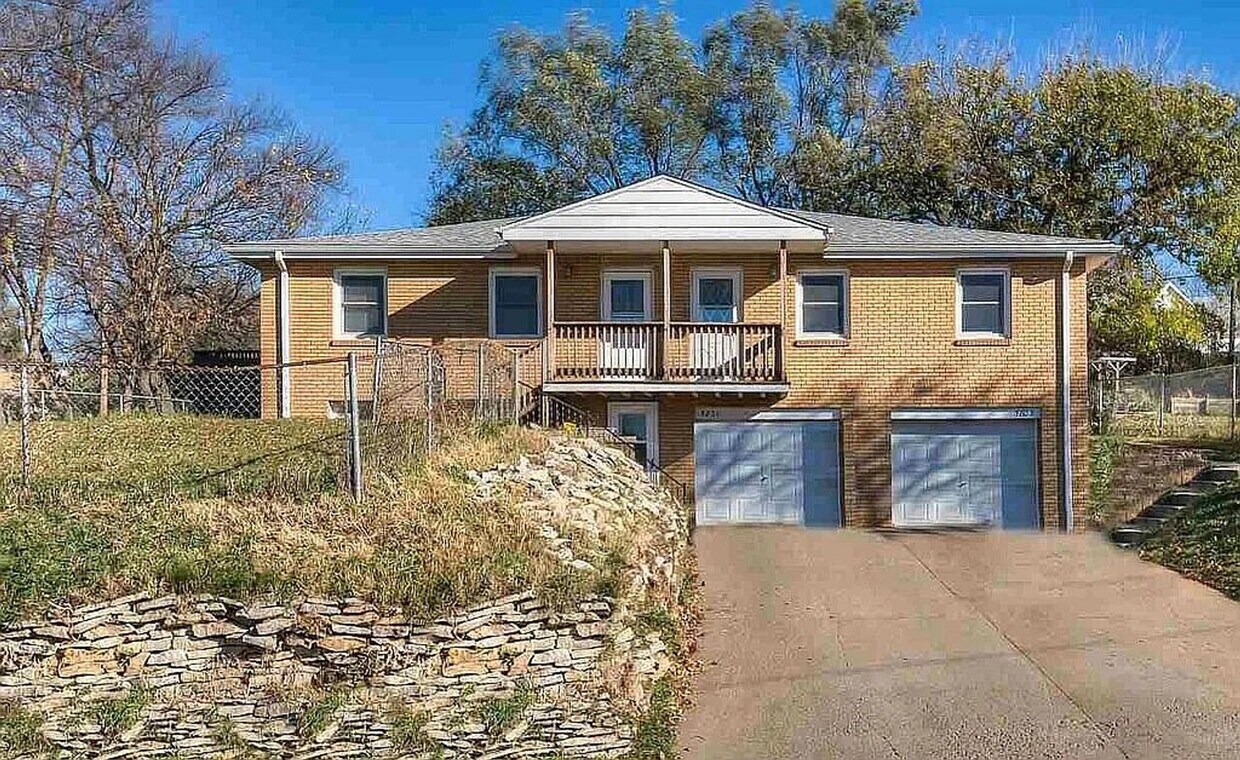 Bright & Spacious 3-Bedroom Home on Large ... - Bright & Spacious 3-Bedroom Home on Large ...