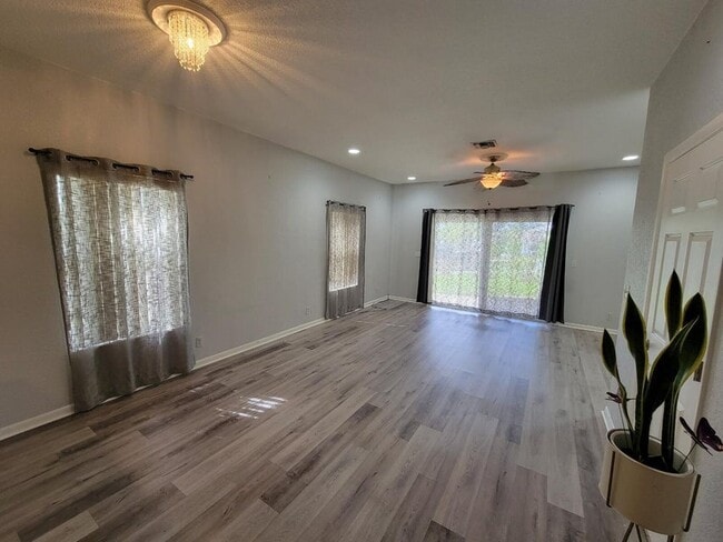 Photo - 197 NW Eller St