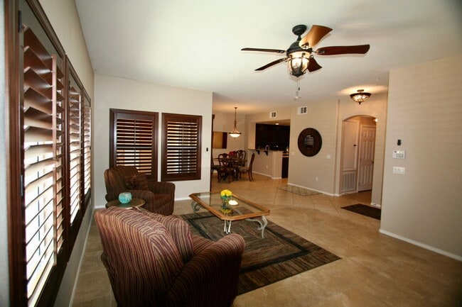 Photo - 820 Canterra St