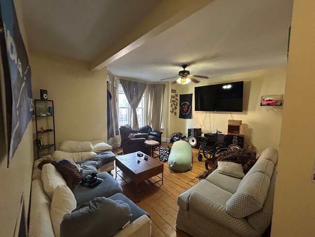 Photo - NO FEE!!!   6 BED/2 BATH IN PRIME MISSION HILL LOCATION ~ A/C, IN-UNIT LAUNDRY