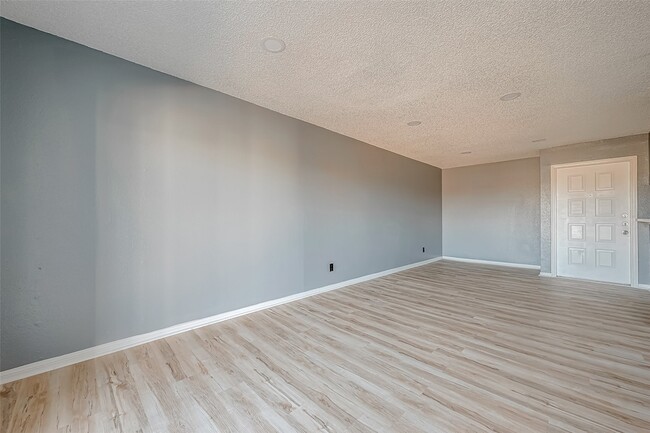 Photo - 2830 S Bartell Dr Unidad 311