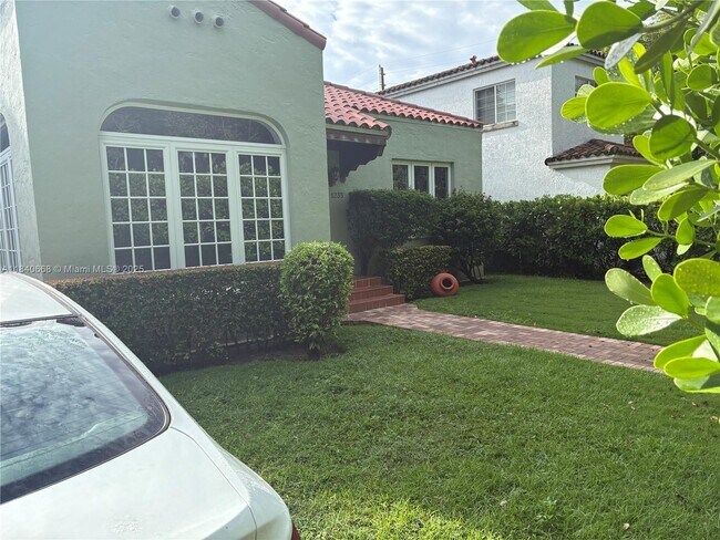 Photo - 1235 Lisbon St Casa