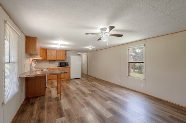 37 Riverside Ln