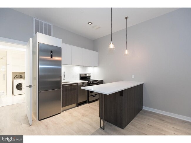 Building Photo - 1602 Sansom St Unit 2