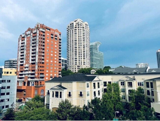 Building Photo - 2bd/2bth in sought after Grandview Condominiums in the heart of Buckhead!