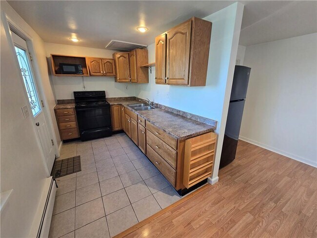 Photo - 180 S Main St Unit B