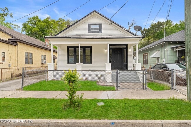 Building Photo - 1052 E 10th St