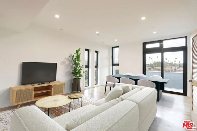 Photo - 1525 N Hobart Blvd