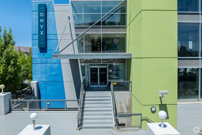 Entrada - The Onyx at 695