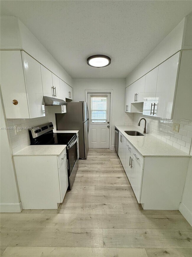 Building Photo - 841 SW 74th Terrace Unit 201E