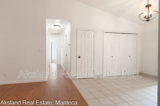 Photo - 15046 Cambridge Dr