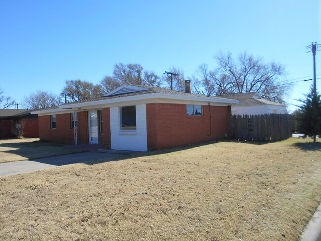 Building Photo - 3/1 Brick home on corner lot in Shallowater