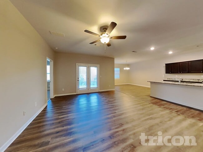 Photo - 180 Bowen Way
