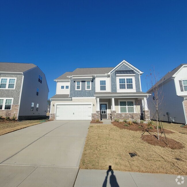 Building Photo - Beautiful 4BR/3.5BA Home in Gambill Forest