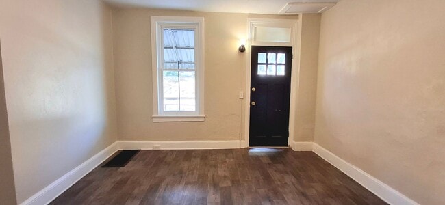 Photo - 4 Bedroom 1.5 Bathroom in York!