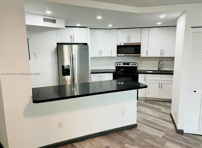 Photo - 800 Parkview Dr Unit 612