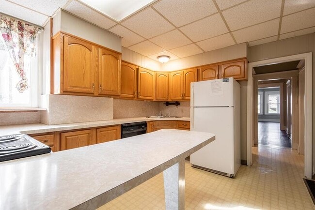 Photo - 450 Yates St