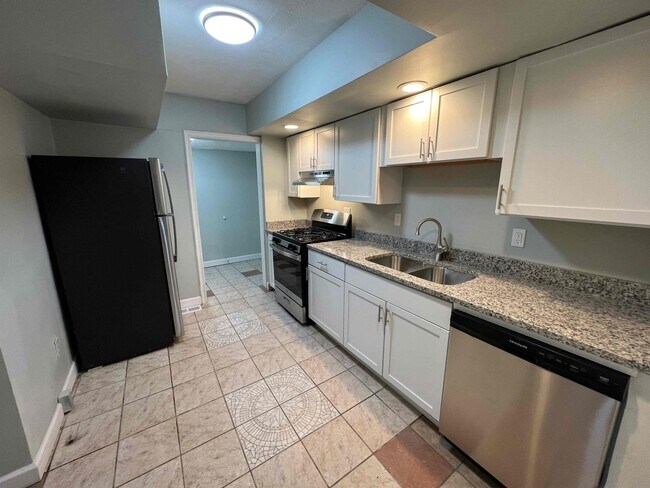 Photo - 960 Lawton St