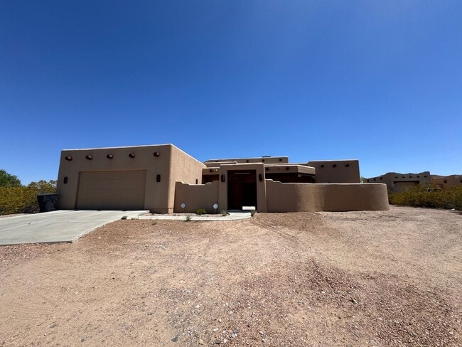 Building Photo - Gorgeous Fully Furnished rental on 1 acre,...