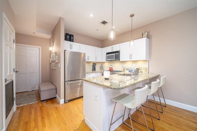 Building Photo - 822 Garden St