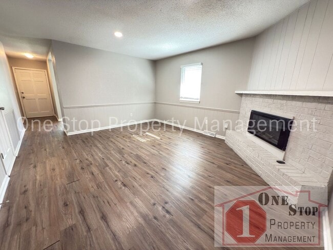 Photo - 3 Bed /  2 Bath Duplex in Blue Springs!