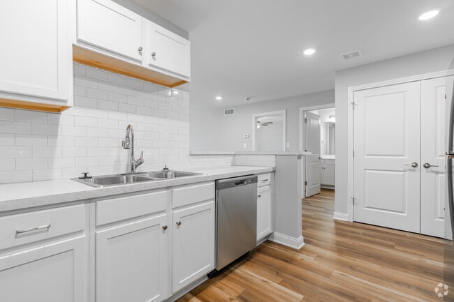 1BR, 1BA - 840SF - Kitchen
