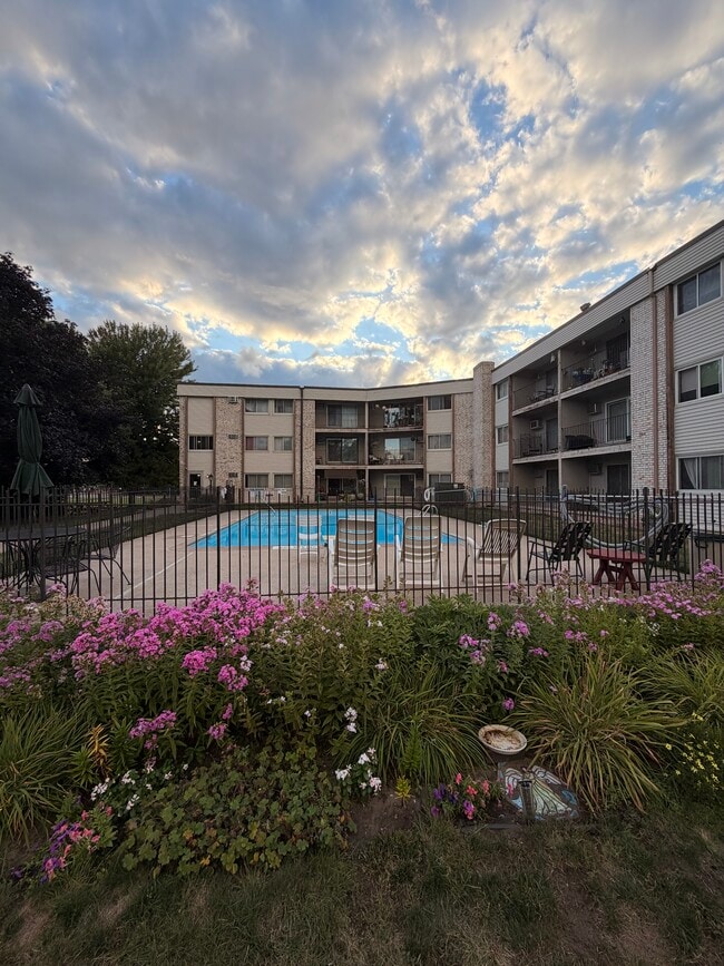 Building Photo - 8935 Old Cedar Ave S Unit Old Cedar Ave S #202