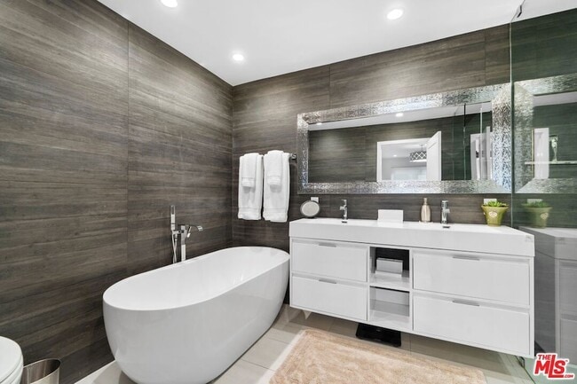 Photo - 411 Grand Blvd