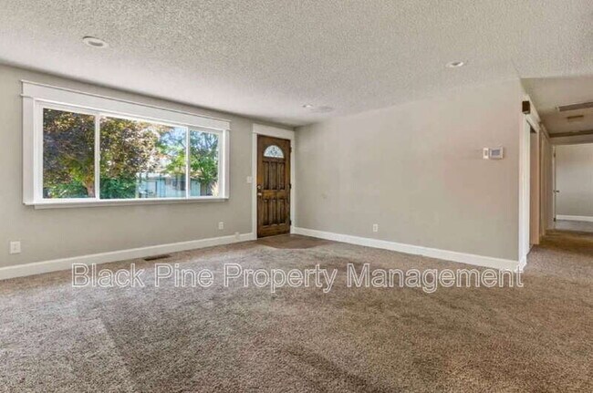 Photo - 404 Mountain View Dr