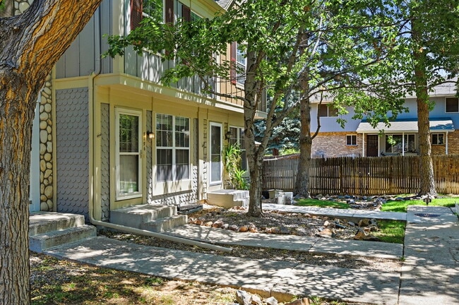 $2,470.95, 2 Bed, 2.5 bath Townhome in Centennial with in unit Laundry!