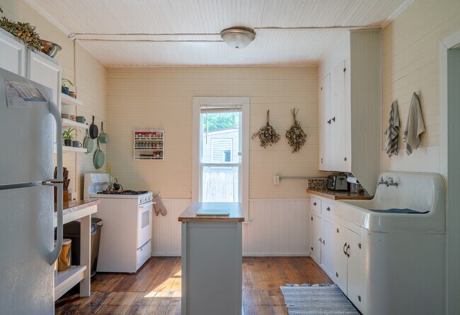 Photo - 823 Crescent St NE