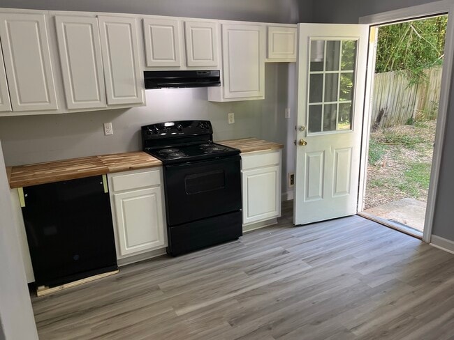 Photo - 901 Marlborough Rd