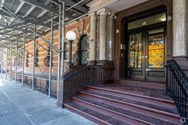 Photo - 22 Mount Morris Park W