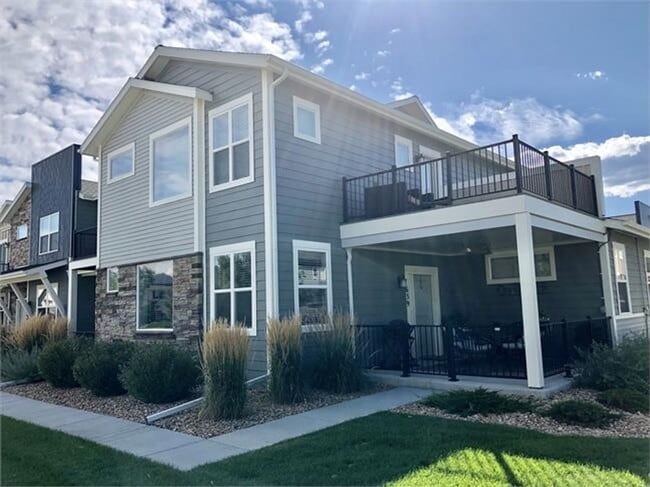 Four Bedroom Townhome with 2-car Garage Available for Rent in Longmont - Four Bedroom Townhome with 2-car Garage Available for Rent in Longmont