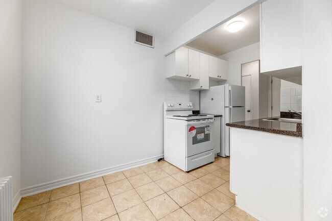 1BR, 1BA - 600SF - Kitchen/Dining Room