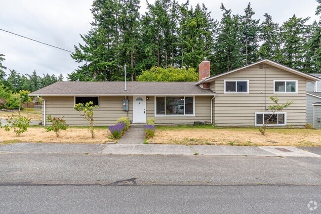 Building Photo - Spacious 4 Bed 2 Bath Home