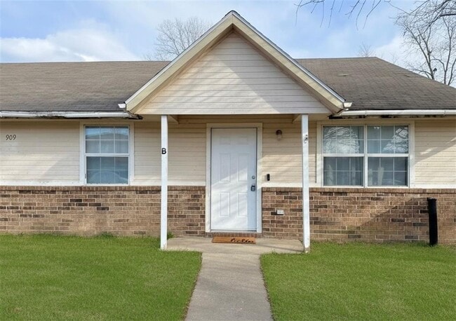 Photo - 909 Durham Pl