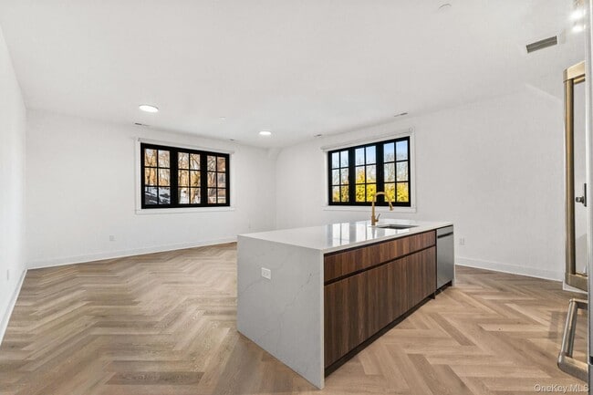 Building Photo - 100 E Putnam Ave Unit 301