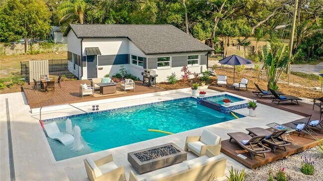 Photo - 1851 Royal Oak Pl E