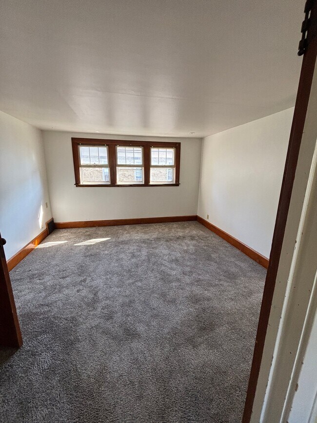 2043 St Clair St Unit Upper