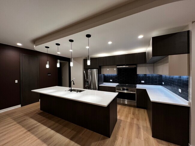 Photo - 1039 W Belmont Ave