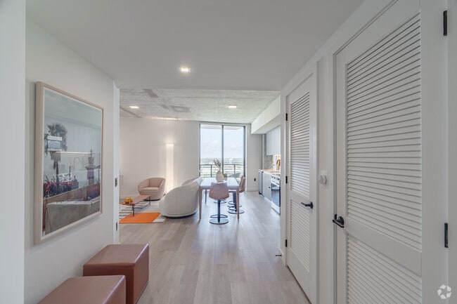 1BE, 1BA - 725SF - Entrance