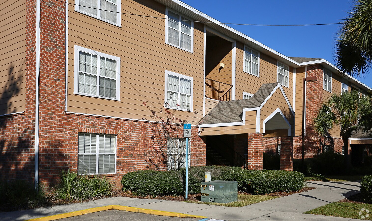 STUDENTS ONLY - College Square Apartments - STUDENTS ONLY - College Square Apartments