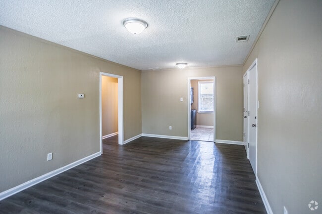 2 BR, 1 BA - 700 SF